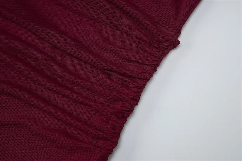 LYRA - שמלת מיני עם צווארון הולטר, מחשוף עמוק, ועיטורי קריסטל