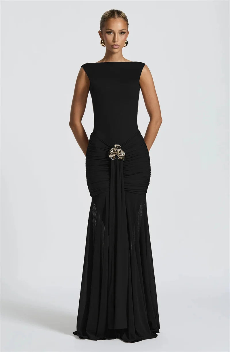 FLORIA - שמלת מקסי אלגנטית עם גב פתוח ועיטור פרח מתכתי בגזרה צמודה