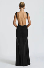 FLORIA - שמלת מקסי אלגנטית עם גב פתוח ועיטור פרח מתכתי בגזרה צמודה