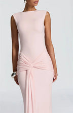 AURELIA - שמלת מקסי אלגנטית עם גב פתוח, כיווצים מחמיאים, גזרה צמודה ומפתח צוואר