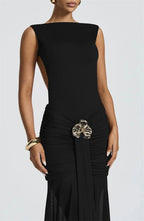 FLORIA - שמלת מקסי אלגנטית עם גב פתוח ועיטור פרח מתכתי בגזרה צמודה