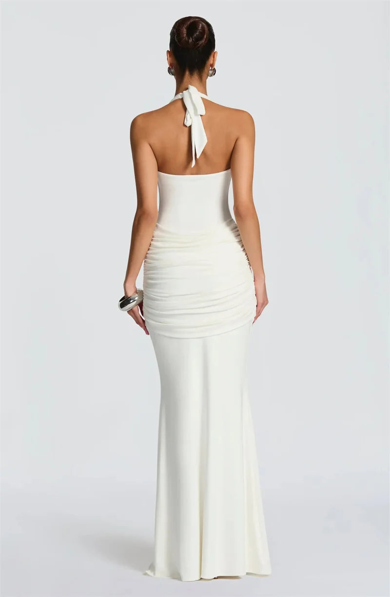 SYLENA - שמלת מקסי אלגנטית עם צווארון הולטר, מחשוף עדין וכיווצים מחמיאים