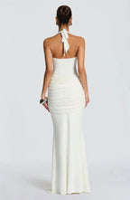 SYLENA - שמלת מקסי אלגנטית עם צווארון הולטר, מחשוף עדין וכיווצים מחמיאים