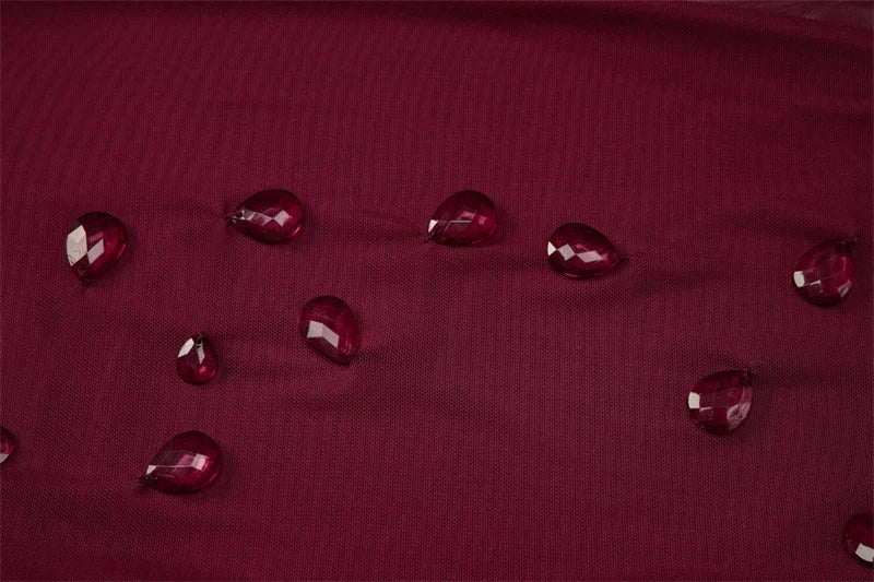 LYRA - שמלת מיני עם צווארון הולטר, מחשוף עמוק, ועיטורי קריסטל