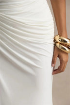 VELORA - שמלת מקסי עם צווארון הולטר, מחשוף עמוק,  גב פתוח ושסע אלגנטי