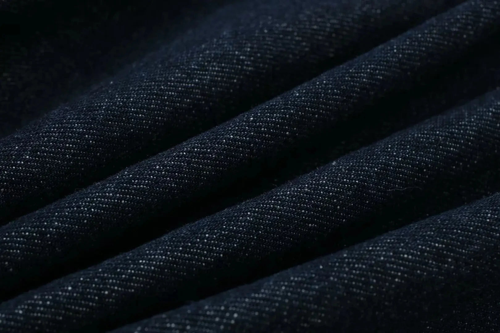DENIMÉ - סט ג’ינס כהה עם ג’קט קצר ומכנסיים רחבים בקיפול