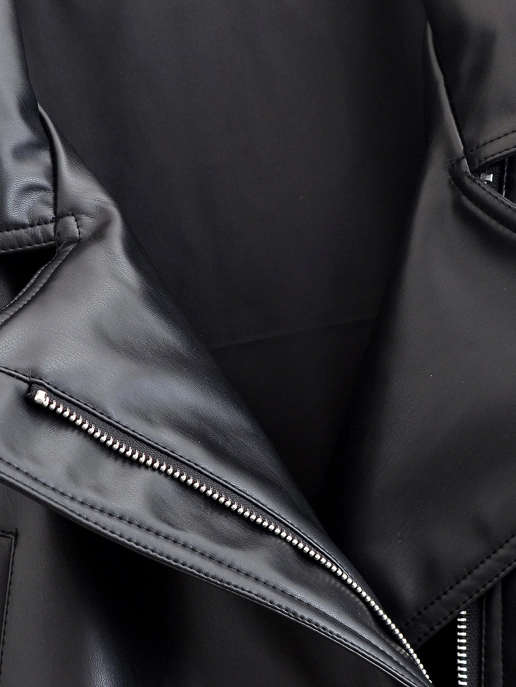 VANELLE - מעיל דמוי עור קצר עם חגורה וצווארון דש