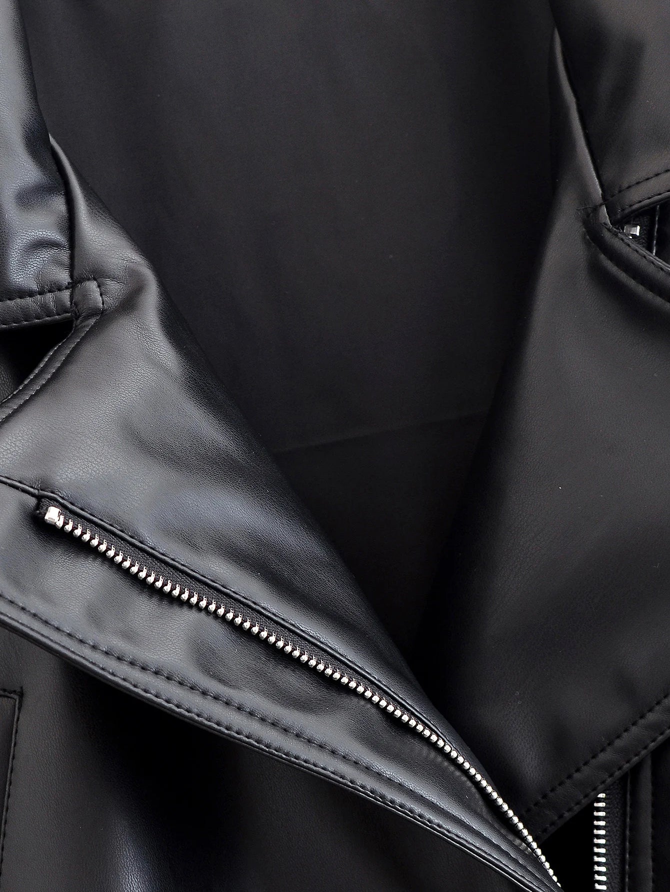 VANELLE - מעיל דמוי עור קצר עם חגורה וצווארון דש