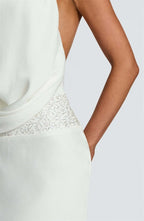 LAURA - שמלת מקסי אלגנטית עם צווארון הולטר, גב פתוח וחגורה מעוטרת