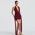 LYRA - שמלת מיני עם צווארון הולטר, מחשוף עמוק, ועיטורי קריסטל