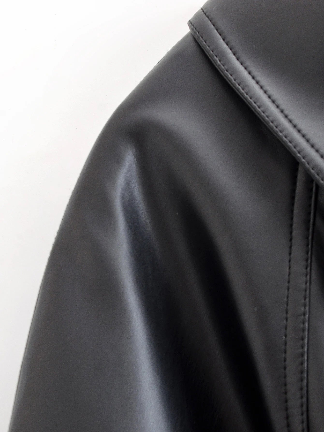 VANELLE - מעיל דמוי עור קצר עם חגורה וצווארון דש