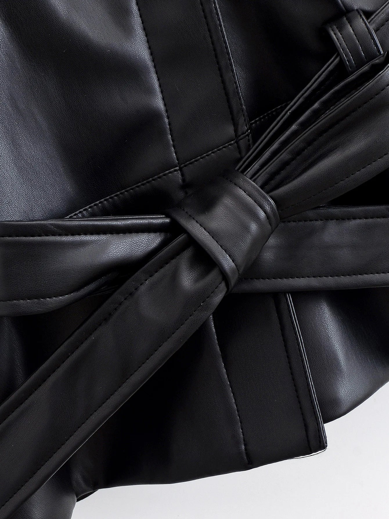 VANELLE - מעיל דמוי עור קצר עם חגורה וצווארון דש