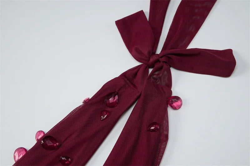 LYRA - שמלת מיני עם צווארון הולטר, מחשוף עמוק, ועיטורי קריסטל