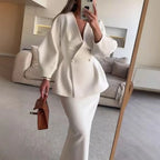 סט שני חלקים צמרי בעיצוב מלכותי חצאית מידי ובלייזר - Reina