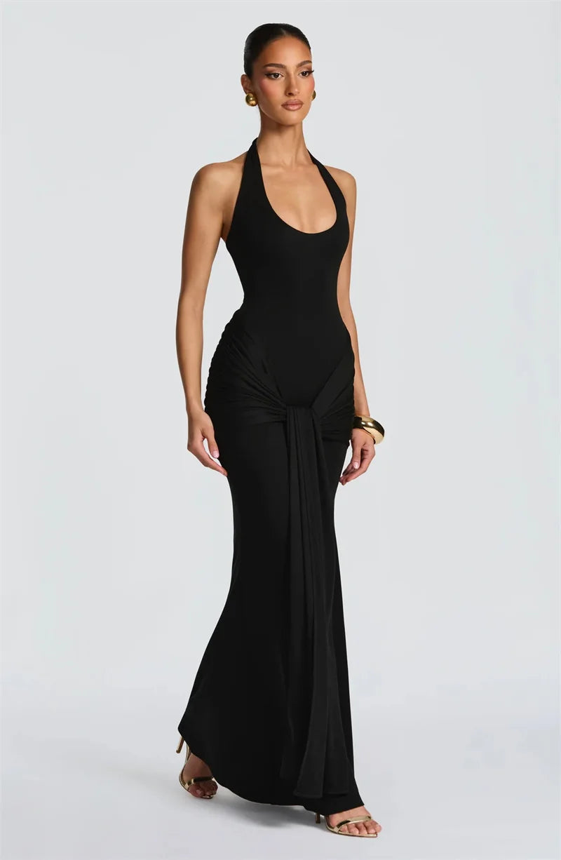 SYLENA - שמלת מקסי אלגנטית עם צווארון הולטר, מחשוף עדין וכיווצים מחמיאים