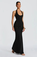 SYLENA - שמלת מקסי אלגנטית עם צווארון הולטר, מחשוף עדין וכיווצים מחמיאים