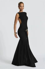 FLORIA - שמלת מקסי אלגנטית עם גב פתוח ועיטור פרח מתכתי בגזרה צמודה