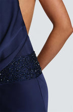 LAURA - שמלת מקסי אלגנטית עם צווארון הולטר, גב פתוח וחגורה מעוטרת