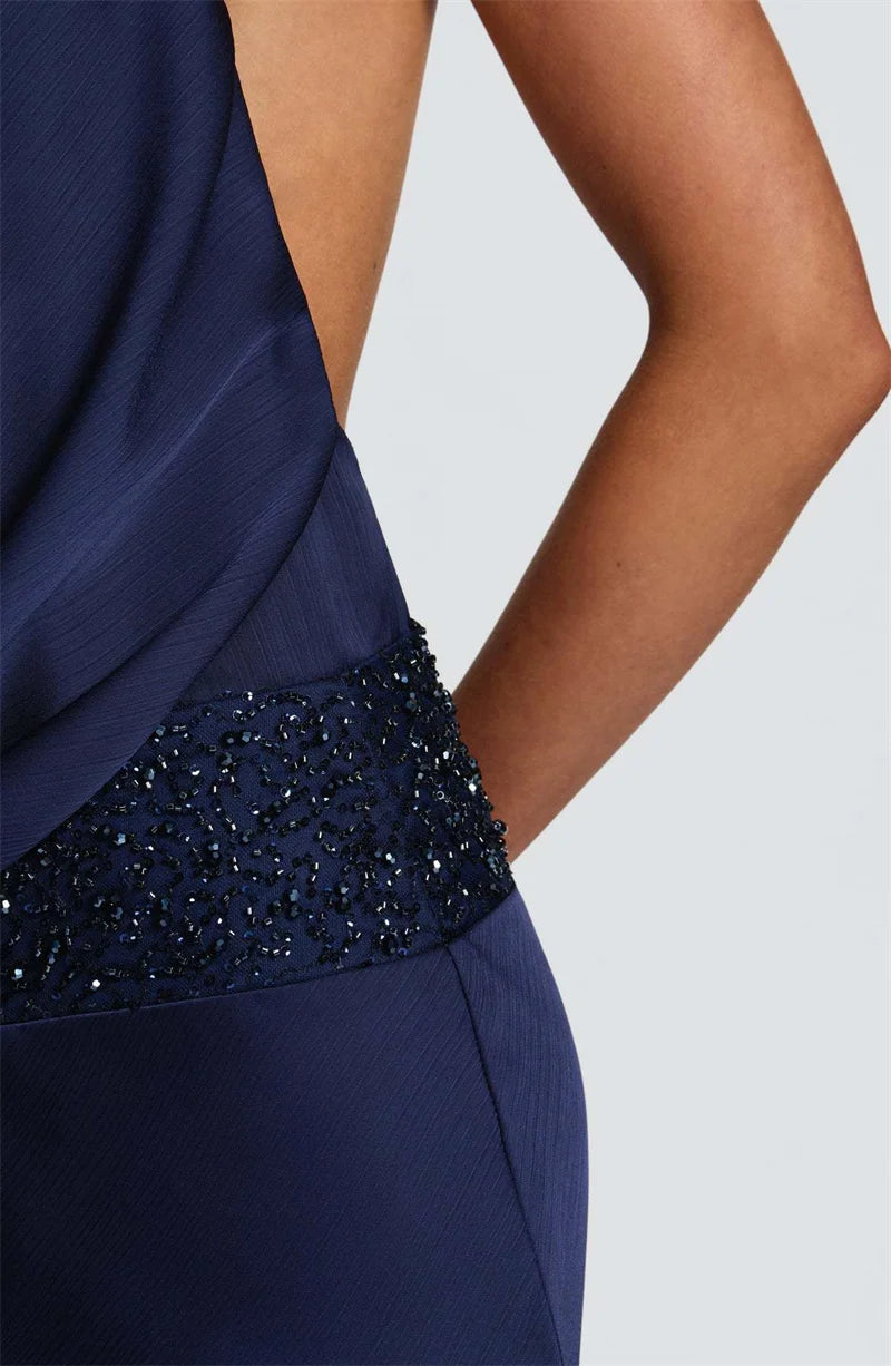 LAURA - שמלת מקסי אלגנטית עם צווארון הולטר, גב פתוח וחגורה מעוטרת