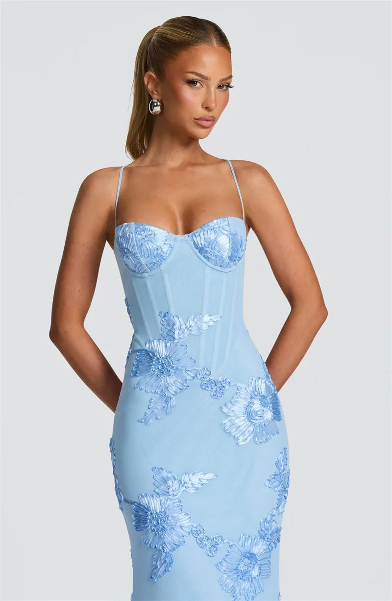 SERENA - שמלת מקסי נשית עם כתפיות דקות, גב פתוח ועיטור פרחוני אלגנטי