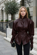 VIKA - מעיל עור בגוון בורדו, בגזרת בייקר משוחררת עם הדגשת מותן