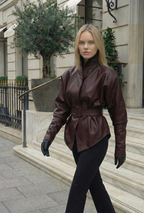 VIKA - מעיל עור בגוון בורדו, בגזרת בייקר משוחררת עם הדגשת מותן