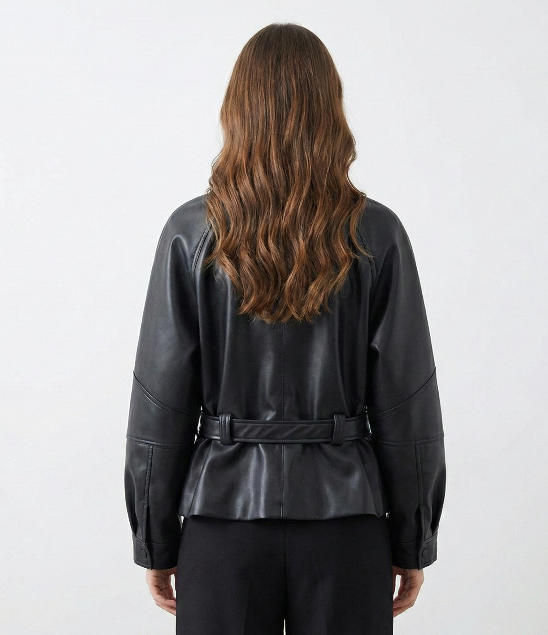 VANELLE - מעיל דמוי עור קצר עם חגורה וצווארון דש