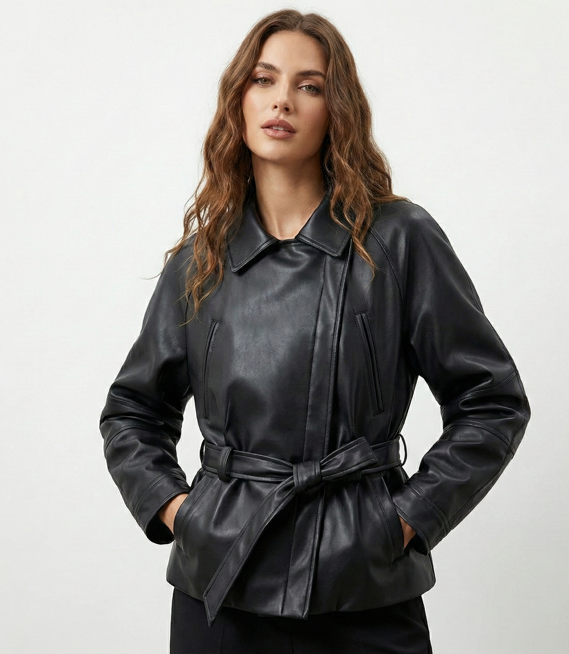 VANELLE - מעיל דמוי עור קצר עם חגורה וצווארון דש